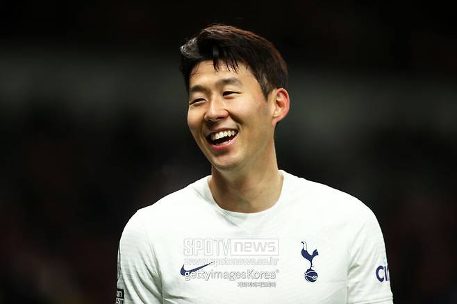 ▲ 손흥민은 선수단 중 세 번째로 숙소로 들어갔다. 엔제 포스테코글루 감독이 먼저 들어갔다. 팬들이 "엔제"를 외치자, 손을 흔들며 여유 있는 모습을 보여줬다. 이후 다니엘 레비 회장이 다가오는 사이 손흥민이 먼저 숙소 안으로 들어갔다.