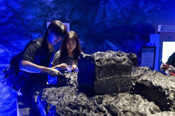 강원랜드가 홍대에 연 광산 콘셉트 팝업스토어 ‘탄광 702동’에서 방문객들이 석탄 캐기 체험을 하고 있다. 조영철 기자