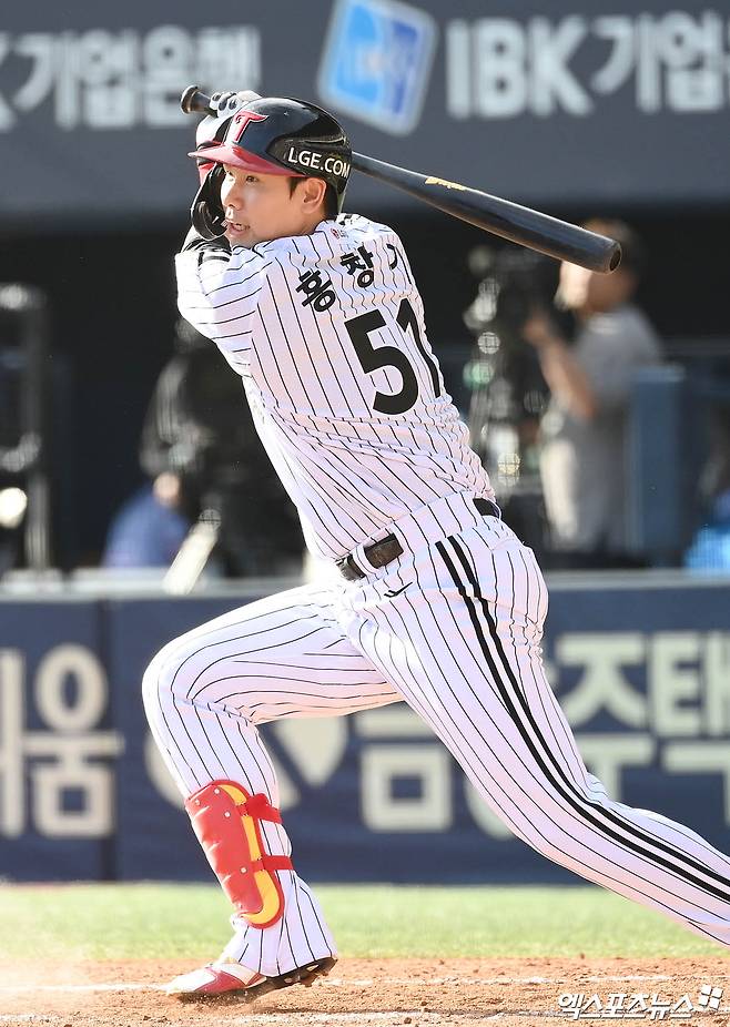 LG 외야수 홍창기는 20일 병원 재검진 결과 왼쪽 무릎 내측 측부인대 파열 판정을 받아 오는 22일 수술에 나선다. 복귀까지 최대 5개월이 소요될 전망이다. 엑스포츠뉴스 DB