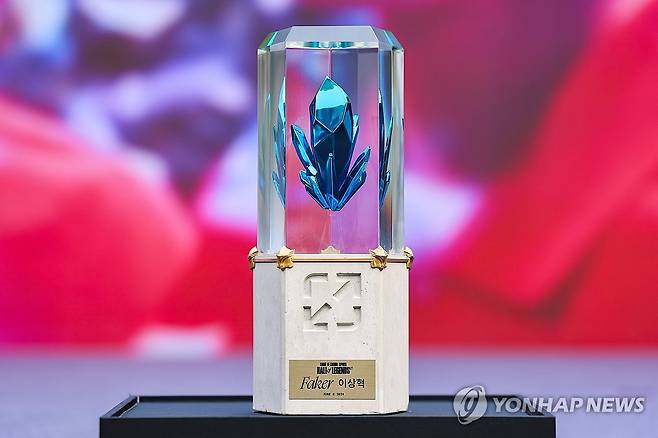 페이커의 '전설의 전당' 트로피 (서울=연합뉴스) 서대연 기자 = 6일 오후 서울 중구 신라호텔 영빈관에서 열린 리그 오브 레전드(LoL) '페이커' 이상혁의 전설의 전당 헌액 미디어데이 행사장에 페이커에게 주어질 트로피가 놓여있다.
페이커는 LoL e스포츠 최고 권위의 대회인 월드 챔피언십(롤드컵)에서 통산 4회(2013·2015·2016·2023) 우승하는 등 기량과 영향력을 인정받아 라이엇게임즈가 신설한 전설의 전당에 가장 먼저 이름을 올리게 됐다. 2024.6.7 dwise@yna.co.kr