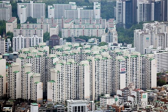 토지거래허가구역 확대…강남3구 상황은? (서울=연합뉴스) 김성민 기자 = 서울 강남 3구(강남·서초·송파구)와 용산구 전역으로 토지거래허가구역이 확대된 이후 이 지역 아파트 입주권·분양권 거래가 뚝 끊겼다. 토지거래허가구역을 벗어난 마포와 강동에서는 신고가 거래가 이어지고 있다.
사진은 19일 서울 송파구 아파트의 모습. 2025.5.19 ksm7976@yna.co.kr