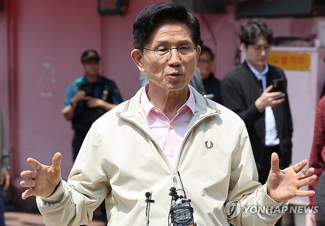 김문수 후보, 영등포 쪽방촌 방문 (서울=연합뉴스) 박동주 기자 = 국민의힘 김문수 대선 후보가 20일 서울 영등포구 영등포 쪽방촌을 방문해 쪽방촌 상담소 관계자로부터 설명을 듣고 취재진 앞에서 발언하고 있다. 2025.5.20 pdj6635@yna.co.kr