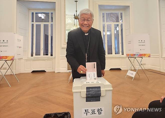 투표하는 유흥식 추기경 (로마=연합뉴스) 신창용 특파원 = 제21대 대통령 선거 재외투표 첫날인 20일(현지시간) 유흥식 추기경이 이탈리아 로마 주이탈리아 한국대사관 내에 마련된 재외 투표소에서 투표함에 투표용지를 넣고 있다. 2025.5.20 changyong@yna.co.kr
