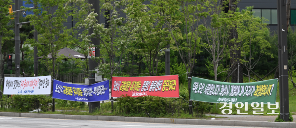 21일 화성시 동탄2 신도시 장지동 지역에 초대형물류단지 건립 철회를 촉구 하는 현수막이 내걸려 있다. 2025.5.21 /임열수기자 pplys@kyeongin.com