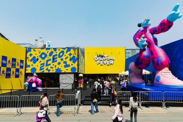 롯데타운 명동 아트 페스타를 즐기는 고객의 모습. /롯데백화점 제공