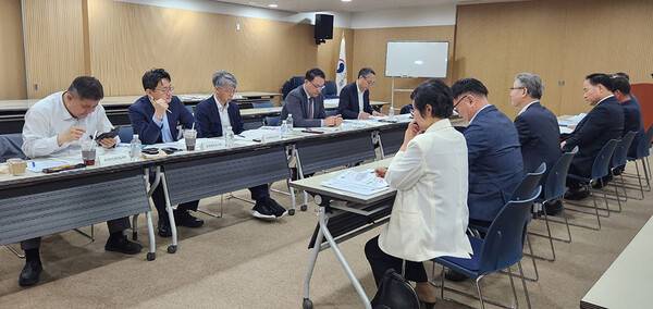 진명기 제주도 행정부지사 등 제주도 관계자들이 21일 2025년 지방재정협의회에서 기재부 관계자들에게 지역 현안 사업들에 대해 설명하고 있다. ⓒ헤드라인제주