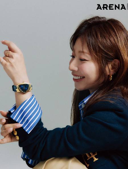 커다란 인기를 끌었던 엘비스 프레슬리(Elvis Presley)의 싱글, ‘블루 스웨이드 슈즈(Blue Suede Shoes)’에서 영감을 받아 태어난 모델로 옐로우 골드 PVD 코팅 처리된 삼각형 모양의 아이코닉 스테인리스 스틸 케이스가 매력적인 벤츄라 쿼츠 137만원 해밀턴 제품