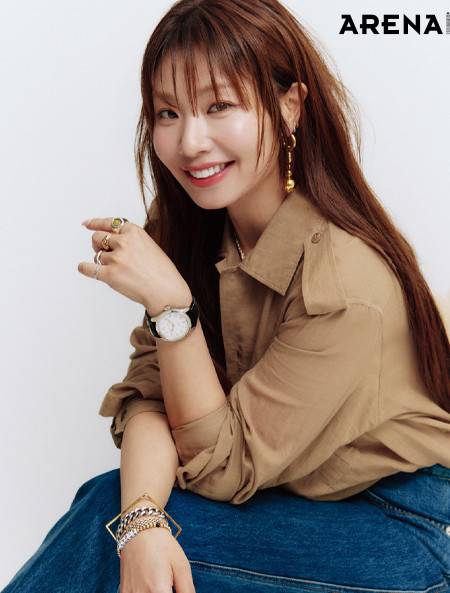 데님을 매치한 캐주얼 룩에도, 화려한 액세서리들과도 자연스럽게 매치되는 카키필드 머피 38mm 133만원 해밀턴 제품