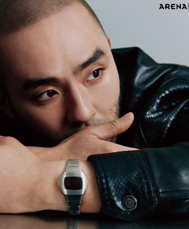 1974년에 첫선을 보인 쿠션 펄사 모델의 독창적이고 빈티지한 형태에서 영감을 받은 디자인에 최초의 디지털 시계 답게우 주 개발 시대의 상징적인 요소를 간직한, 하이브리드 디스플레이 기술이 더해진 아메리칸 클래식 PSR 74 106만원 해밀턴 제품.