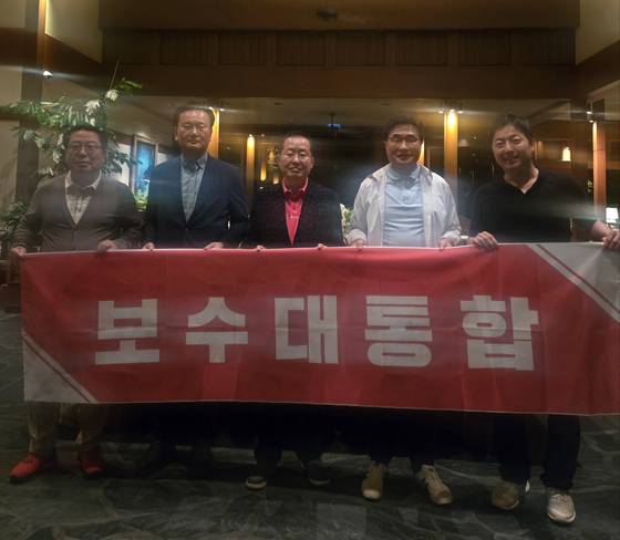 미국 하와이에서 국민의힘 대선 경선 후보였던 홍준표 전 대구시장을 만난 국민의힘 특사단. 〈제공=이성배 대변인〉