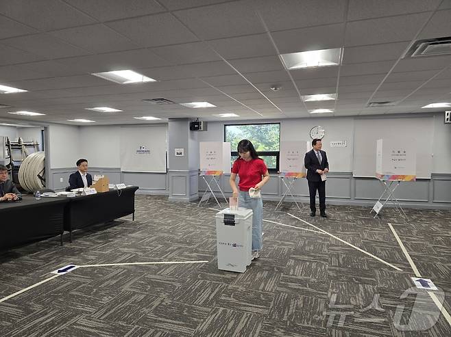 제21대 대선 재외국민투표 첫날인 20일(현지시간) 한 유권자가 미국 버지니아주 알렉산드리아에 소재한 코리안커뮤니티센터에 마련된 재외투표소에서 투표하고 있다. ⓒ News1 류정민 특파원