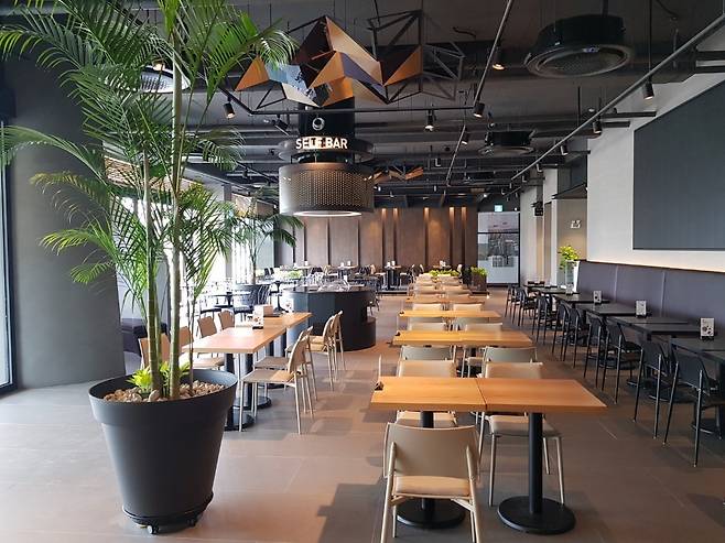 교촌치킨 인천청라호수공원점. (교촌에프앤비 제공)