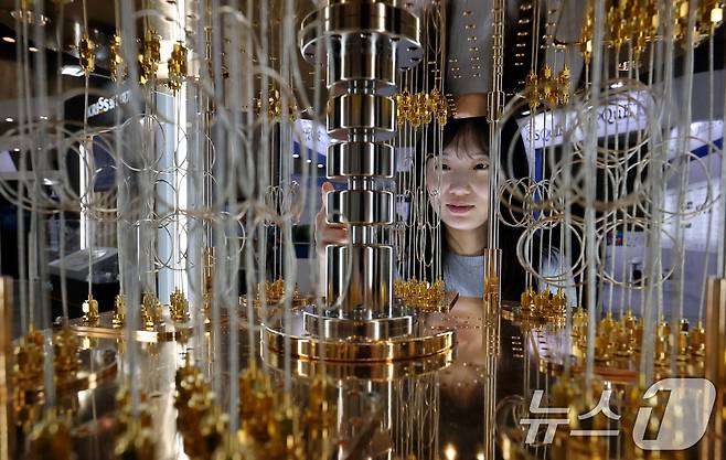 25일 오후 경기 고양시 킨텍스에서 열린 퀀텀 코리아 2024에 참가한 한국표준과학연구원 관계자가 양자컴퓨터 모형을 설명하고 있다. 2024.6.25/뉴스1 ⓒ News1 장수영 기자