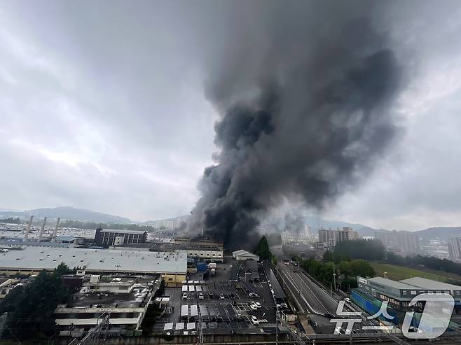 17일 오전 7시11분쯤 광주 광산구 소촌동 금호타이어 광장공장에서 화재가 발생해 검은 연기가 번지고 있다. 2025.5.17/뉴스1 ⓒ News1 김태성 기자