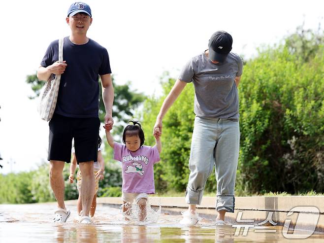 여름 문턱에 들어선다는 절기상 '소만(小滿)'인 21일 오후 서울 영등포구 여의도 한강공원에서 시민들이 그늘 아래서 더위를 식히고 있다. 기상청에 따르면 이날 오전 5시 53분 기준 서울의 아침 최저기온은 23도를 기록했다. 이는 1907년 근대 기상관측이 시작된 이후 5월 일 최저기온 중 가장 높은 수치다. 낮 기온은 19~31도다. 2025.5.21/뉴스1 ⓒ News1 황기선 기자