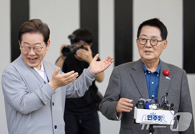 경청투어에 나선 이재명 더불어민주당 대통령 후보가 11일 오후 전남 해남군 군민광장 야외공연장에서 박지원 의원을 소개하고 있다. 2025.5.11/뉴스1 ⓒ News1 이재명 기자