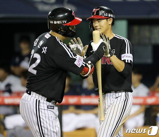 LG 트윈스의 김현수(왼쪽)와 이영빈. 뉴스1 DB ⓒ News1 김진환 기자
