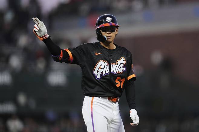 이정후가 21일(한국시간) 미국 캘리포니아주 샌프란시스코 오라클 파크에서 열린 2025 메이저리그(ML) 캔자스시티전 5회말 타점을 올리고 세리머니하고 있다. 사진 | AP 연합뉴스