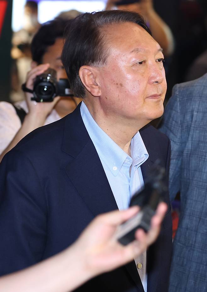 영화관 나서는 윤석열. 사진|연합뉴스