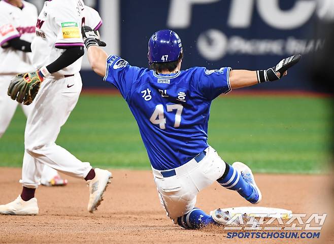2회초 1사 1루 김헌곤 타석. 강민호가 2루 도루를 성공시키고 있다.