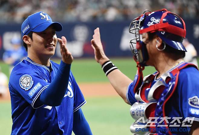 포효한 원태인이 곧바로 강민호에게 고마움을 전했다.