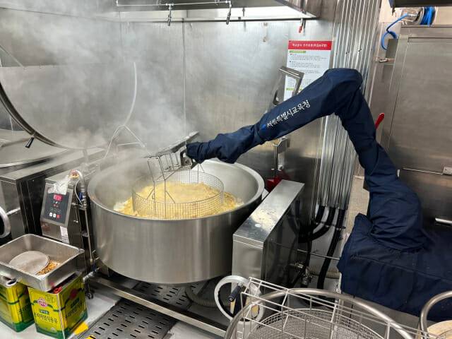 서울 영동중학교 급식실에서 조리로봇이 치킨을 튀기고 있다. (사진=지디넷코리아 신영빈 기자)