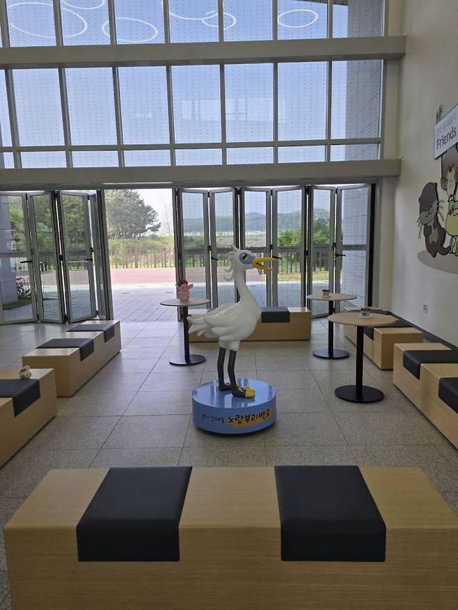 안산갈대습지 생태누리관에 설치된 '노랑부리백로' 조형물