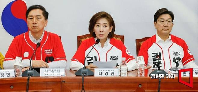 국민의힘이 대통령 후보 배우자 검증에 목소리를 높이고 있는 가운데, 나경원 국민의힘 공동선대위원장은 지난 20일 자신의 사회관계망서비스(SNS) 에 "대통령 후보 배우자에 대해서도 철저한 검증이 필요하다는 것이 국민적 요구"라고 주장했다. 김현민 기자