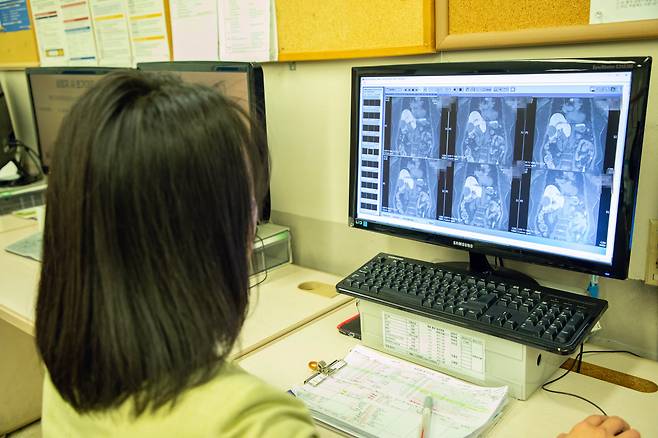 지난 3월 서울의 한 대형 병원에서 한 전담 간호사가 수술 환자의 MRI 영상을 확인하고 있다. /조인원 기자