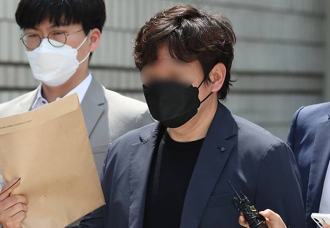 '스카이데일리' 기자가 21일 오전 서울 서초구 서울중앙지방법원에서 '중국간첩 체포 보도 사건'과 관련 구속 전 피의자 심문(영장실질심사)를 마친 후 이동하고 있다. /뉴시스