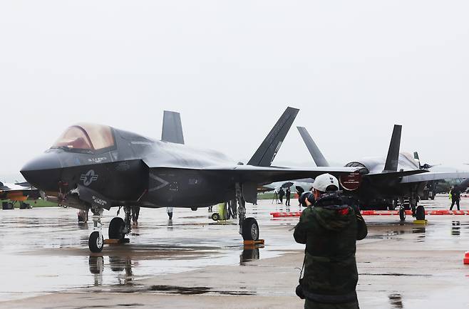 9일 경기도 평택시 주한미공군 오산기지에서 열린 '오산 에어 파워 데이 2025 미디어데이'에 F-35 등 다양한 전투기가 전시돼 있다. /연합뉴스