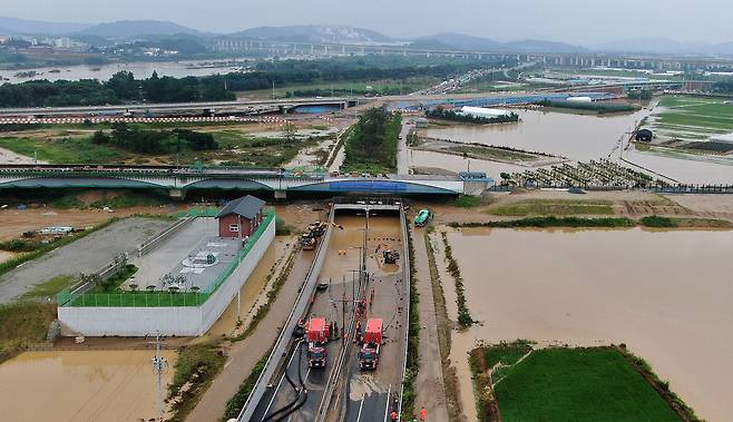 2023년 7월 16일 미호천 제방 유실로 침수된 충북 청주시 오송읍 궁평2지하차도에서 군과 소방당국이 구조작업을 하고 있다. /뉴스1