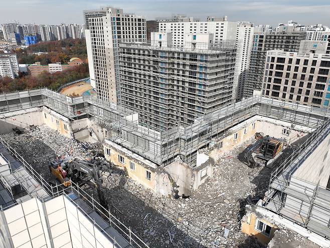 인천 검단신도시 AA13-2블록 아파트 건설 현장에 포크레인이 올라와 있다. /연합뉴스