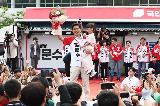김문수 국민의힘 대통령 후보가 21일 경기 동두천시 지행역 광장에서 유세를 하고 있다. /뉴스1