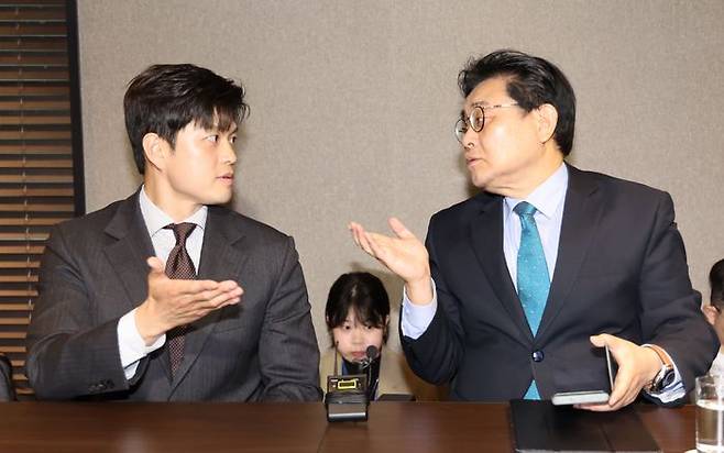 김용태 국민의힘 비상대책위원장이 20일 서울 여의도 한 호텔에서 전병헌 새미래민주당 대표와 회동하며 서로의 순서를 권하고 있다. ⓒ 뉴시스