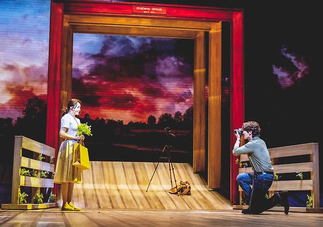 뮤지컬 ‘매디슨 카운티의 다리’에서 로버트(오른쪽)가 프란체스카의 사진을 찍어 주는 장면. 쇼노트 제공
