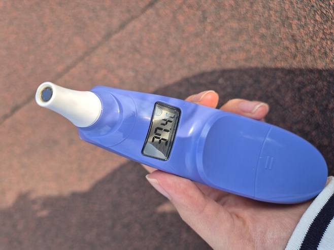 2025년 5월11일 오후5시께 취재진이 옥상 온도를 재 보니 37.4도로 측정됐다. 신다은 기자