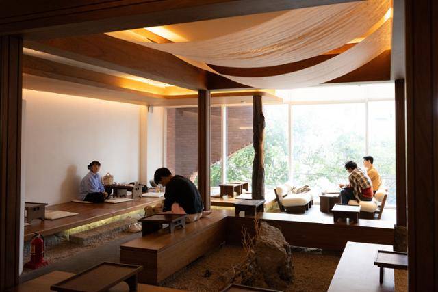 연경재의 내부가 찻집처럼 꾸며져 있다.