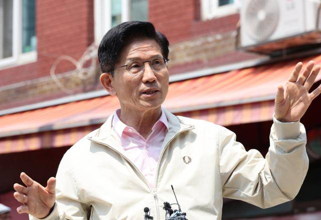 김문수 국민의힘 대선 후보가 20일 서울 영등포구 쪽방촌을 방문해 취재진에게 발언하고 있다. 뉴시스