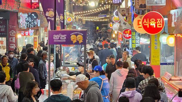 지난달 25일 경북 구미 새마을 중앙시장에서 개장한 달달한 낭만 야시장이 시민과 관광객들로 붐비고 있다. 뉴스1