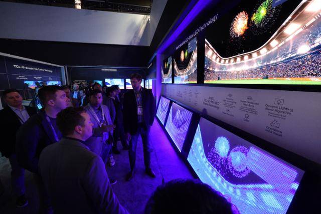 1월 미국 라스베이거스에서 열린 세계 최대 정보기술(IT)·가전 전시회 CES 2025 TCL 부스에서 관람객들이 패널 기술 발전 과정을 살펴보고 있다. 뉴스1