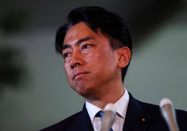 부적절한 발언으로 경질된 에토 다쿠 일본 농림수산장관 후임으로 기용된 고이즈미 신지로 전 환경장관이 21일 도쿄 총리 관저에서 이시바 시게루 일본 총리와 면담한 뒤 기자들의 질문을 듣고 있다. 도쿄=로이터 연합뉴스