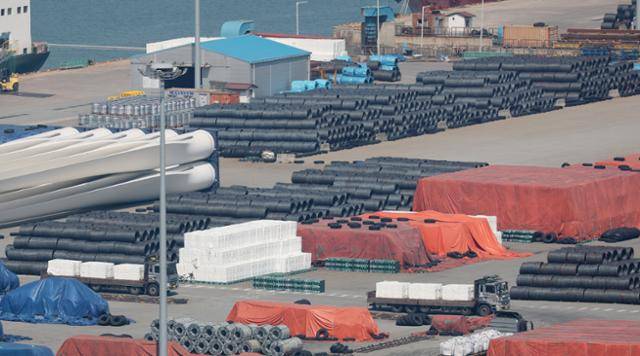 경기 평택시 평택항 수출 야적장에 철강 제품이 쌓여 있는 모습. 평택=뉴스1