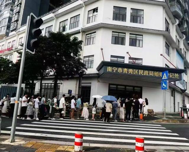 20일 중국 광시성 난닝시의 한 결혼등기소 밖에 혼인신고를 하기 위해 예비 부부들이 줄을 서 있다. 바이두 캡처
