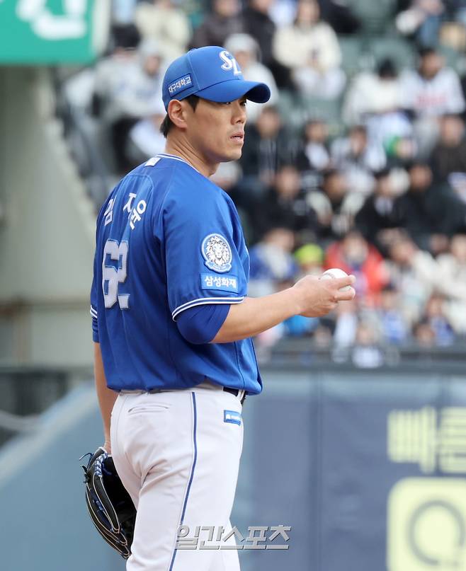 30일 오후 잠실야구장에서 열린 2025 프로야구 삼성과 두산 경기. 삼성 마무리 김재윤이 9회 등판, 두산 강승호를 안타로 내보낸뒤 바라보고있다. 잠실=정시종 기자 capa@edaily.co.kr /2025.03.30.