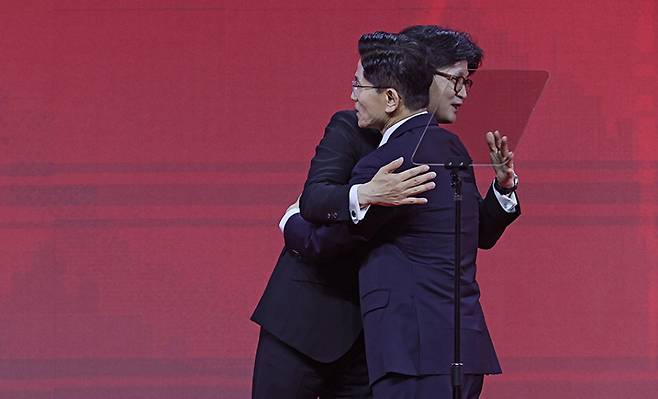 지난 3일 전당대회 현장에서 결과가 나온 후, 한동훈 전 대표와 김문수 대선 후보가 포옹하는 모습. (국민의힘)