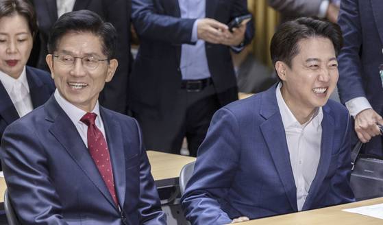 김문수(왼쪽) 국민의힘 대선후보와 이준석 개혁신당 대선후보. 연합뉴스