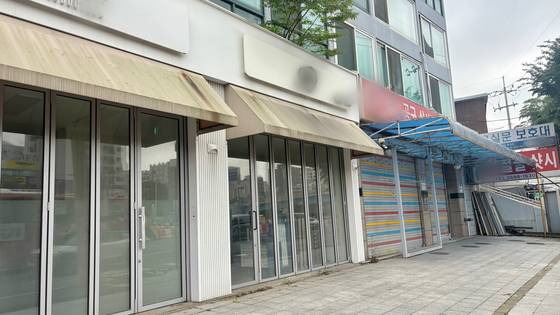 19일 서울 양천구 신정동 '국회대로 지하차도 및 상부 공원화' 공사가 진행 중인 대로변에 있는 상가 공실. 이아미 기자