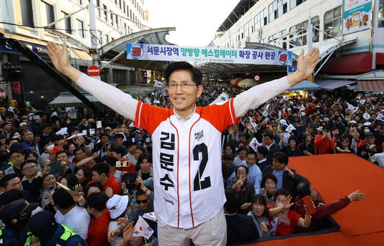 김문수 국민의힘 대선후보가 지난 12일 오후 대구 서문시장을 방문해 연설을 마친 뒤 시민들에게 인사하고 있다.임현동 기자