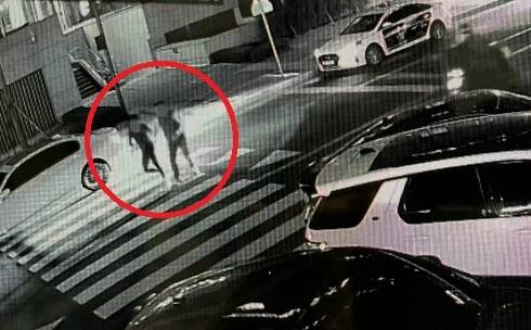 지난해 3월 21일 서울 강남구 역삼동에서 테더코인 거래를 미끼로 1억원을 강취한 일당이 피해자와 몸싸움을 벌이고 있는 모습이 담긴 인근 건물 폐쇄회로(CC)TV 화면. 이보람 기자.